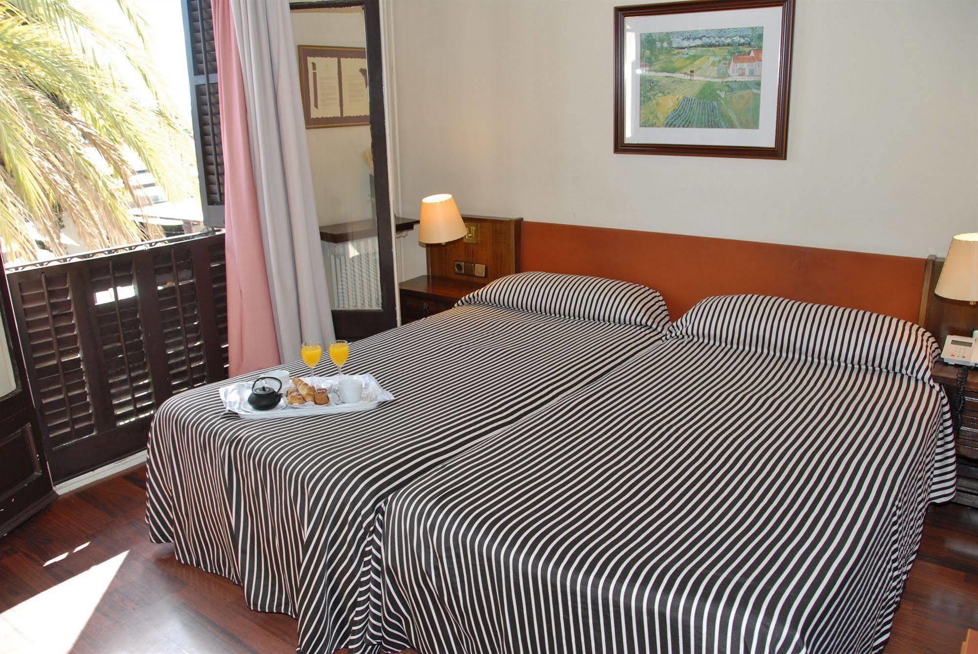 Hotel El Castell Sant Boi de Llobregat Eksteriør billede